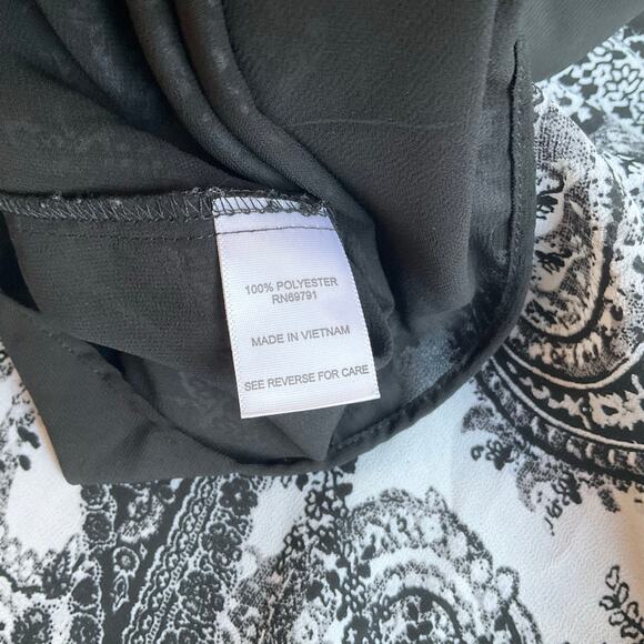 Roz & Ali Women Blouse size S Sleeveless CrewNeck Lightweight Floral Black White - Picture 5 of 7